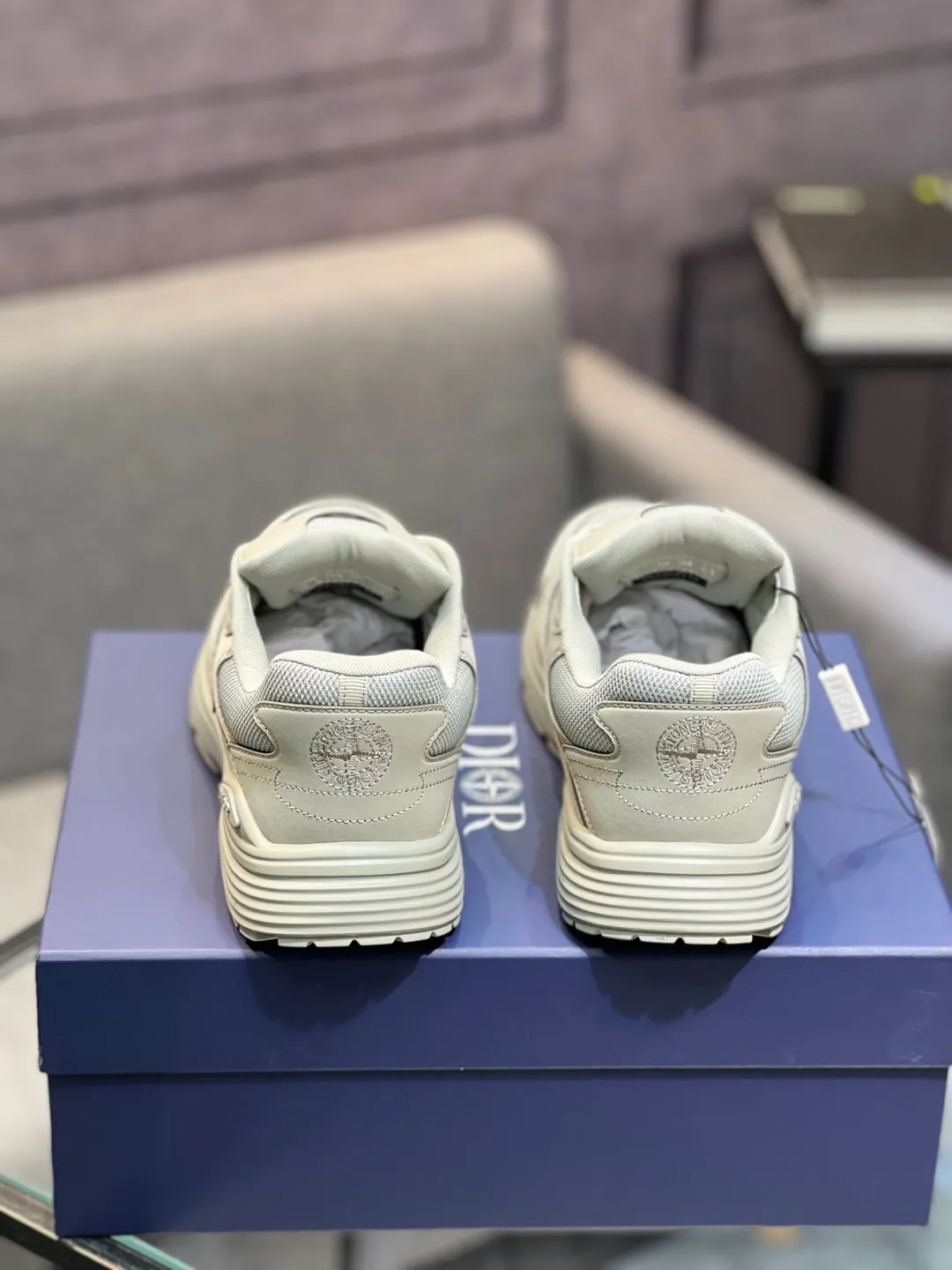 Men's shoes 💰600 high version joint model 🍸 Dior Dior The Island co-branded B30 sneakers follow the trend of the retro market and are Dad Shoes style shoes. The Dior logo on the tongue also indicates that this pair of shoes is the B30 model! B30 uses fine-textured leather and mesh cloth materials to form a shoe body. There are conspicuous letters CD on both sides of the shoe body to indicate the identity. Many lines on the shoe body outline the details, making the shoes look less monotonous and full of retro flavor. ♺ Upper: Original customized technical fabric + mesh ♺ Inner lining: Original customized breathable lining ♺ Outsole: Original molded IP foam + TPU outsole ♺ Heel height: 3.5cm ♺Code number: 39-44 (45 46 customized)